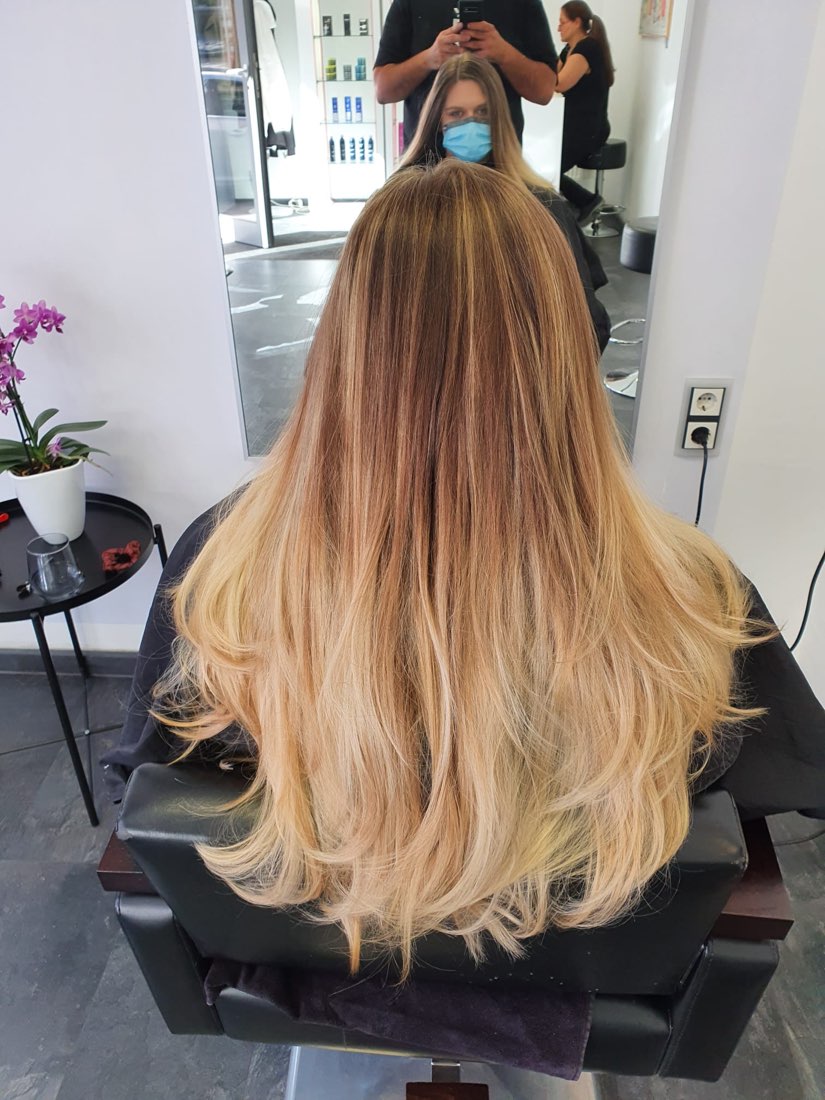 Balayage mit weichem Verlauf ins Hellblond