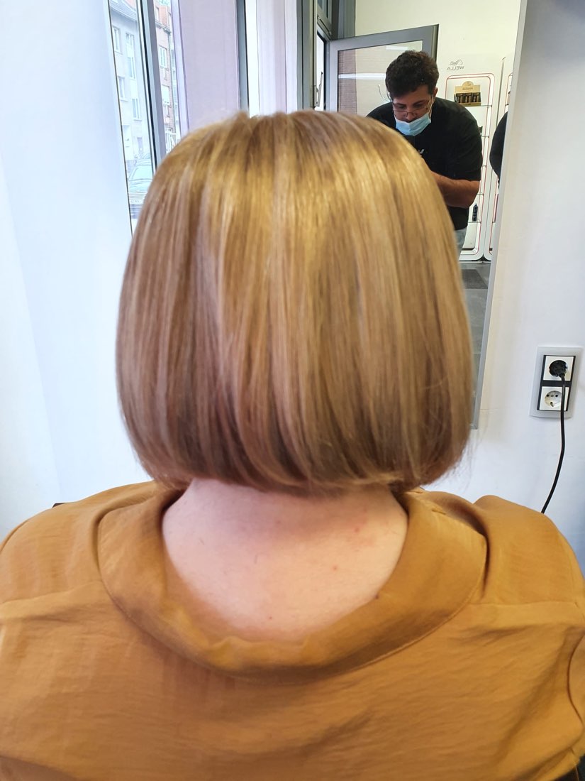 Präziser blonder Bob