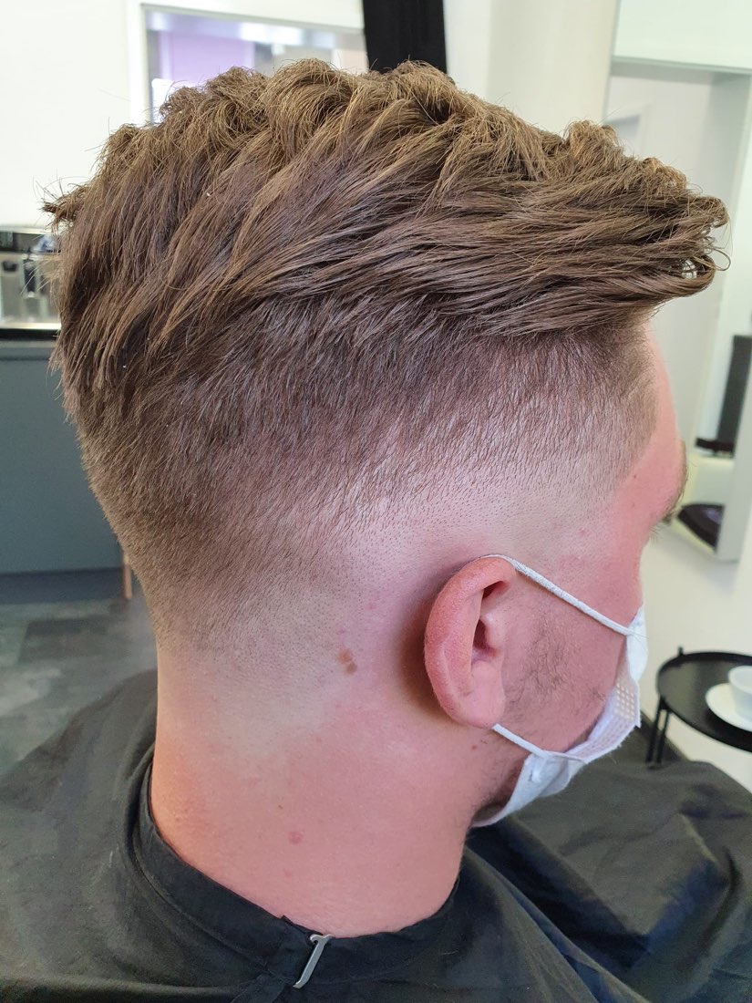 Herrenschnitt mit Fade und texturiertem Deckhaar