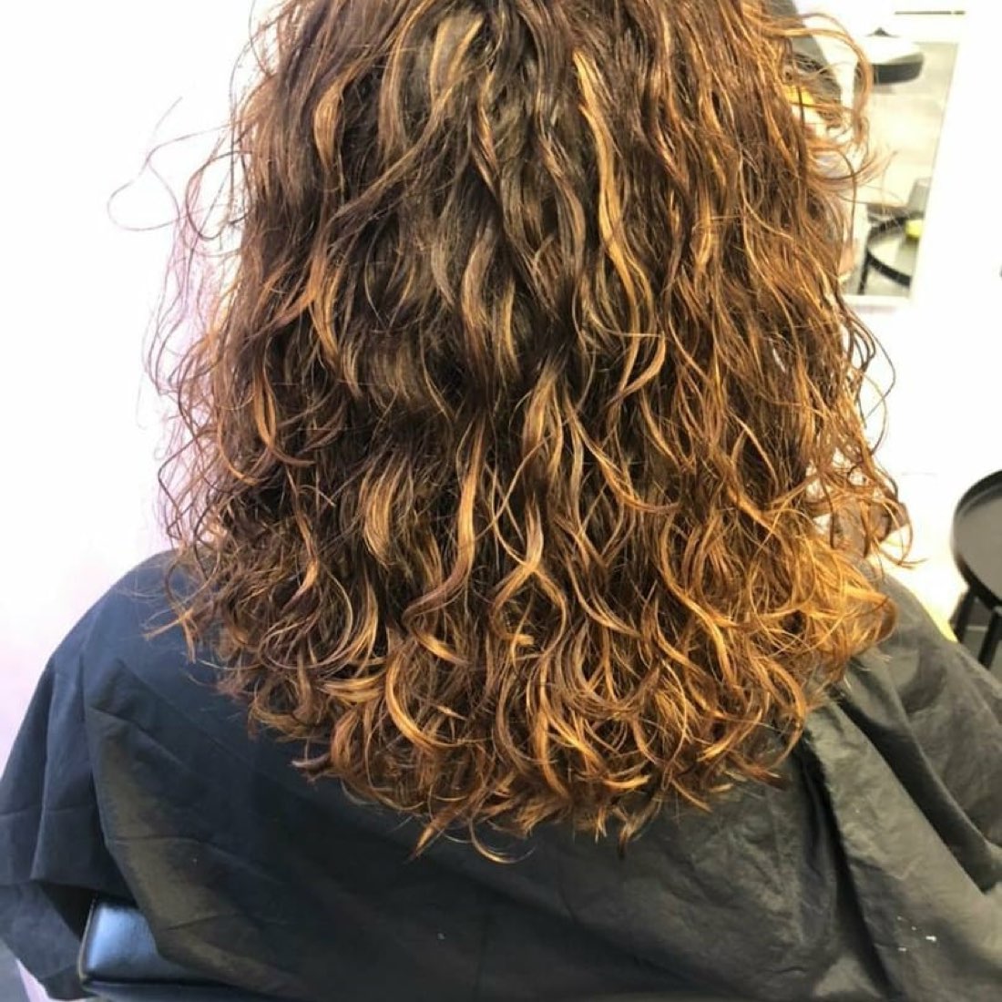 Definierte Locken mit Kupfersträhnen